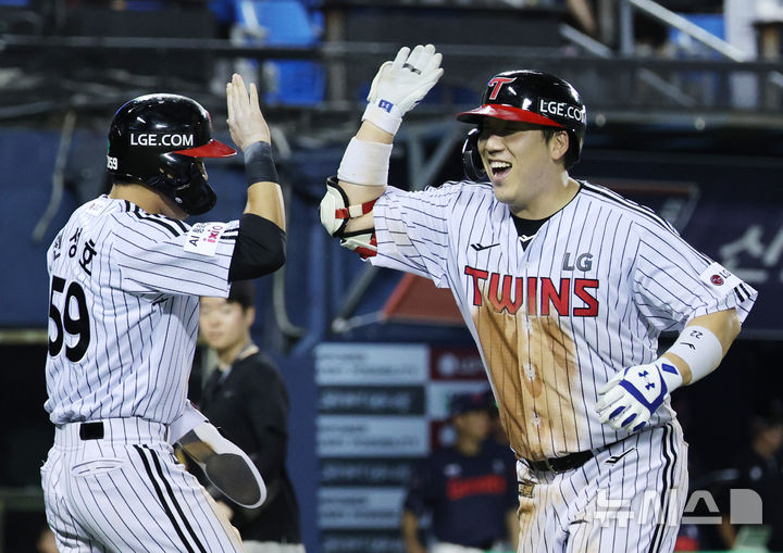 [서울=뉴시스] 김진아 기자 = 19일 서울 송파구 잠실야구장에서 열린 2025 KBO리그 롯데 자이언츠와 LG 트윈스의 경기, 1사 1루 LG 김현수가 2타점 홈런을 친 뒤 홈으로 들어가며 기뻐하고 있다. 2025.08.19. bluesoda@newsis.com