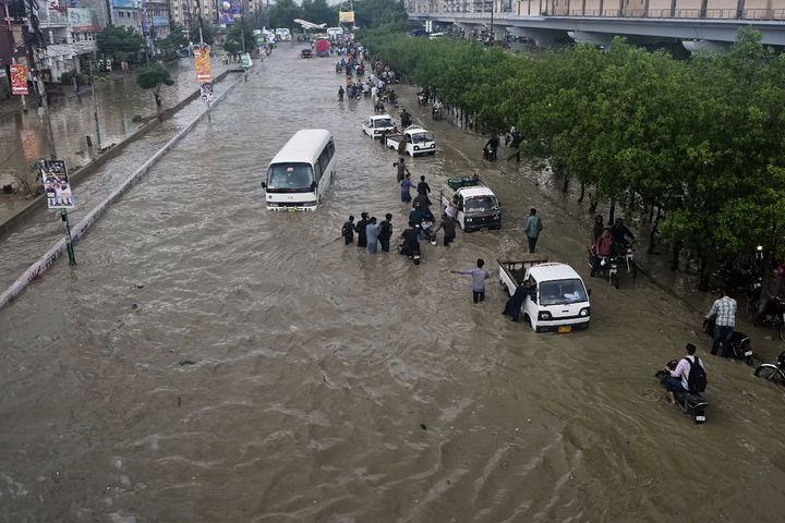 [카라치=AP/뉴시스]19일(현지시각) 파키스탄 카라치에서 운전자들이 폭우로 침수된 도로에 잠긴 차량을 밀고 있다. 지난주 심각한 홍수로 북서부에서 수백명이 사망하고 구조대가 실종자 수색을 계속하고 있는 가운데 파키스탄은 20일 일부 남부 지역에 홍수 경보를 발령했다. 2025.08.20.