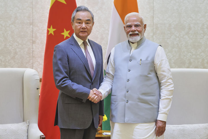 [뉴델리=AP/뉴시스] 왕이(왼쪽) 중국 외교부장이 19일(현지 시간) 인도 뉴델리에서 나렌드라 모디 인도 총리와 회담 전 악수하고 있다. 2025.08.20.