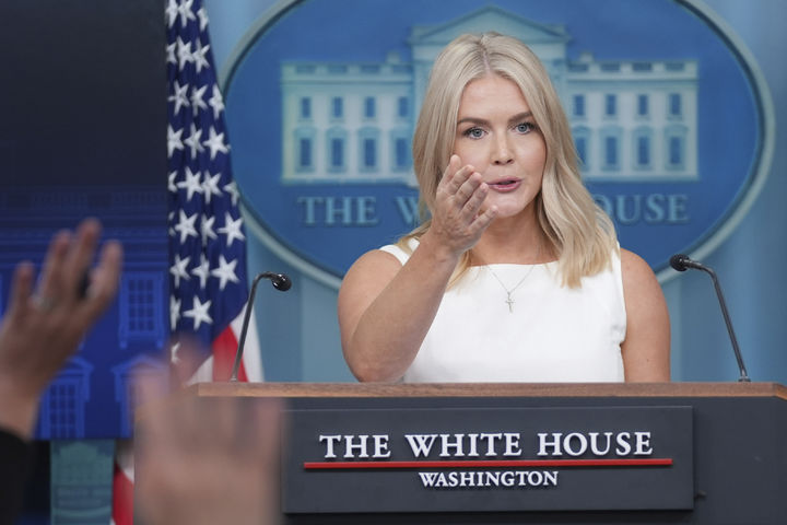 [워싱턴=AP/뉴시스]캐럴라인 레빗 백악관 대변인이 19일(현지 시간) 백악관 정례브리핑에서 취재진 질문을 받고 있다. 2025.08.20.