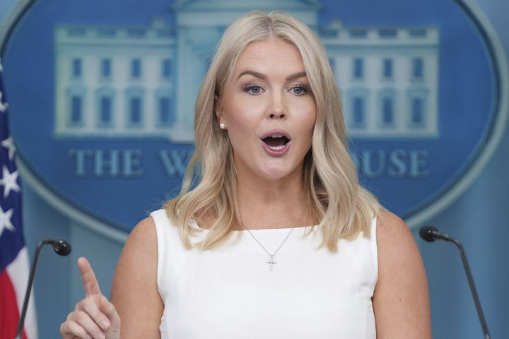 [워싱턴=AP/뉴시스] 캐럴라인 레빗 백악관 대변인이 19일(현지 시간) 백악관 정례브리핑에서 취재진 질문을 받고 있다. 2025.08.20.