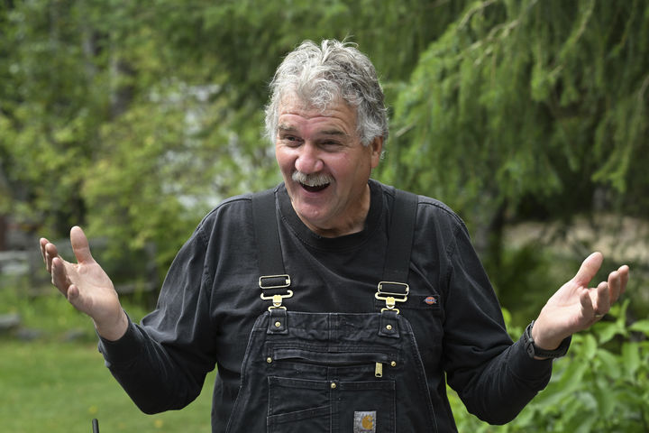 [앵커리지( 미 알래스카주)=AP/뉴시스] 트럼프-푸틴 정상회담 덕에 러시아제 오토바이를 얻은 알래스카 주민 마크 워런이 18일 앵커리지에서 미국 기자들과 인터뷰하고 있다. 2025.08.22. 