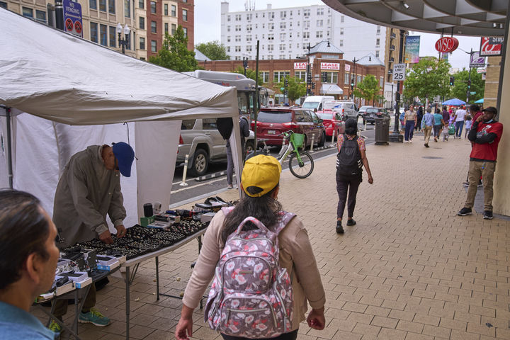 [워싱턴=AP/뉴시스] 19일(현지 시간) 미국 워싱턴D.C. 컬럼비아 하이츠 지역에서 거리 상인 야신 야하위(왼쪽)가 물건을 팔고 있다. 그는 “이곳은 상인들로 가득 했지만, 불법 이민자·노숙자 단속이 시작된 이후엔 텅 비어 있다”라고 말했다. 2025.08.31.