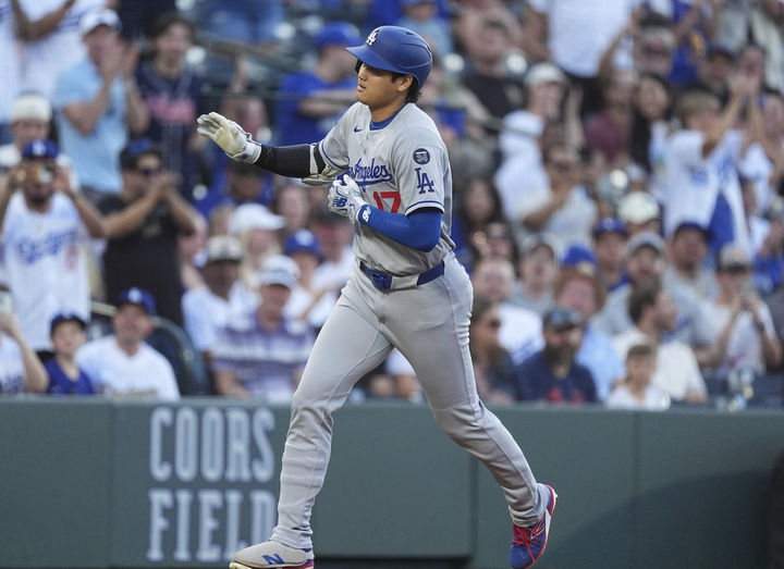 [덴버=AP/뉴시스] LA 다저스의 오타니 쇼헤이가 19일(현지 시간) 미 콜로라도주 덴버의 쿠어스 필드에서 열린 2025 메이저리그 콜로라도 로키스와의 경기 2회 초 1점 홈런(시즌 44호)을 친 후 베이스를 돌고 있다. 2025.08.20.