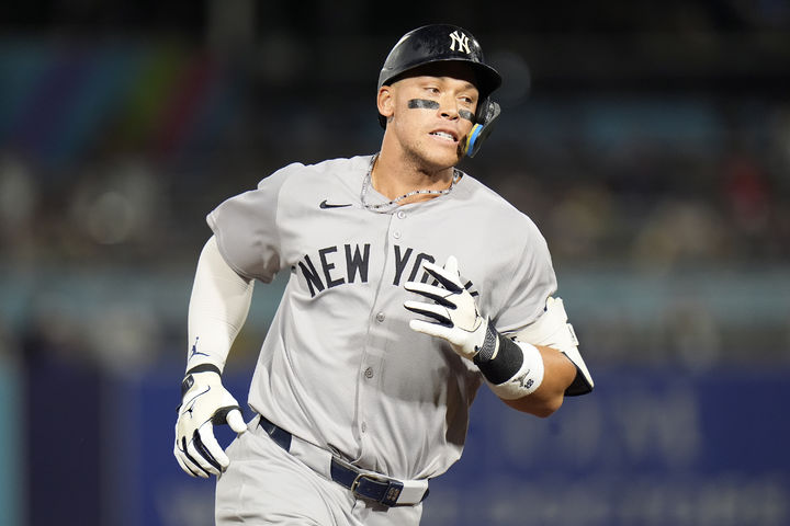 [탬파=AP/뉴시스] 뉴욕 양키스의 애런 저지가 19일(현지 시간) 미 플로리다주 탬파의 조지 M. 스타인브레너 필드에서 열린 2025 메이저리그 탬파베이 레이스와 경기 1회 초 1점 홈런(시즌 40호)를 친 후 베이스를 돌고 있다. 2025.08.20.