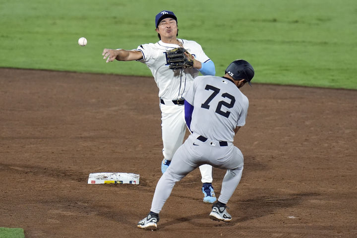[탬파=AP/뉴시스] 탬파베이 레이스 유격수 김하성(왼쪽)이 19일(현지 시간) 미 플로리다주 탬파의 조지 M. 스타인브레너 필드에서 열린 2025 메이저리그 뉴욕 양키스와의 경기 5회 초 병살 수비를 하고 있다. 김하성은 5타수 무안타 1삼진을 기록했고, 탬파베이는 홈런 9개를 허용하며 3-13으로 대패했다. 2025.08.20.
