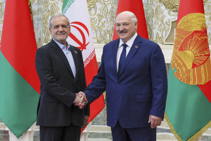[민스크=AP/뉴시스]마수드 페제시키안 이란 대통령(사진 왼쪽)이 20일(현지 시간) 알렉산드르 루카셴코 벨라루스 대통령과 민스크에서 만나 악수하고 있다. 2025.08.24.