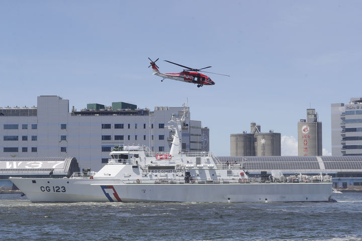 [가오슝(대만)=AP/뉴시스]대만 해안경비대원들이 6월8일 대만 남부 가오슝(高雄) 항구에서 해상 대테러 훈련에 참가하고 있다. 북한에 연료유 수천t을 불법으로 공급한 혐의로 기소된 전직 대만 국회의원의 아들이 2년 이상의 징역형을 선고받았다. 2025.08.20.