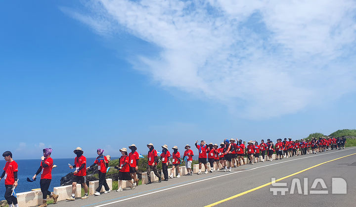 [김해=뉴시스]인제대 제주서 국토대장정. (사진=인제대 제공). 2025.08. 20. photo@newsis.com