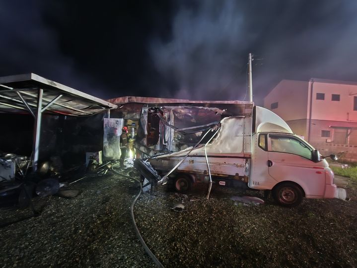 [전주=뉴시스] 20일 오전 1시31분께 전북 전주시 완산구 삼천동의 한 식품창고에서 불이 나 창고와 트럭이 그을려있다. (사진=전북도소방본부 제공) 2025.08.20. photo@newsis.com *재판매 및 DB 금지