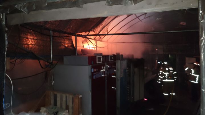 [청양=뉴시스] 20일 오전 2시25분께 충남 청양군 운곡면 후덕리 비닐하우스에서 불이 나 소방대원이 진화에 나서고 있다. (사진=텅양소방서 제공) 2025.08.20. photo@newsis.com *재판매 및 DB 금지