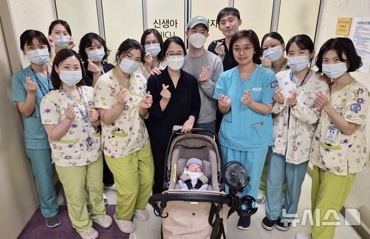 [서울=뉴시스] 22주 3일만에 태어나 건강하게 귀가하는 이른둥이 퇴원 사진. (사진= 서울성모병원 제공)