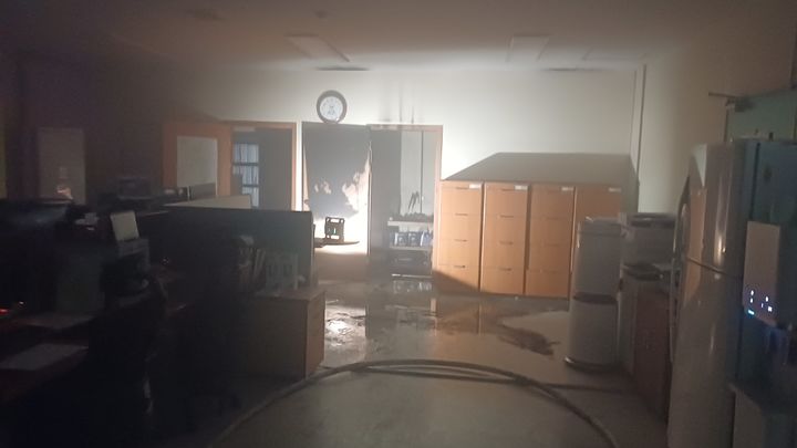 [태안=뉴시스] 20일 오전 3시49분께 충남 태안군 남면 신온리 한서대학교 태안캠퍼스 창업보육센터 2층 사무실에서 불이 나 내부에 연기가 자욱하다. (사진=태안소방서 제공) 2025.08.20. photo@newsis.com *재판매 및 DB 금지