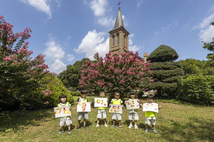 [칠곡=뉴시스] 칠곡 가실성당에 활짝 핀 백일홍. (사진=칠곡군 제공) 2025.08.20 photo@newsis.com *재판매 및 DB 금지