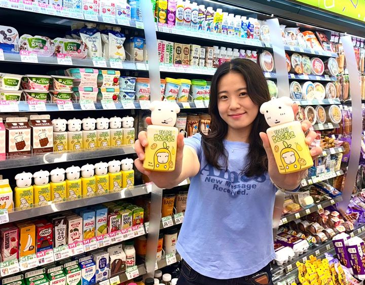 [서울=뉴시스] CU는 최근 MZ세대 사이에서 큰 인기를 끌었던 '가나디' 콜라보 음료 2탄으로 '가나디 망고드링크’를 출시한다고 20일 밝혔다.(사진=CU 제공) *재판매 및 DB 금지