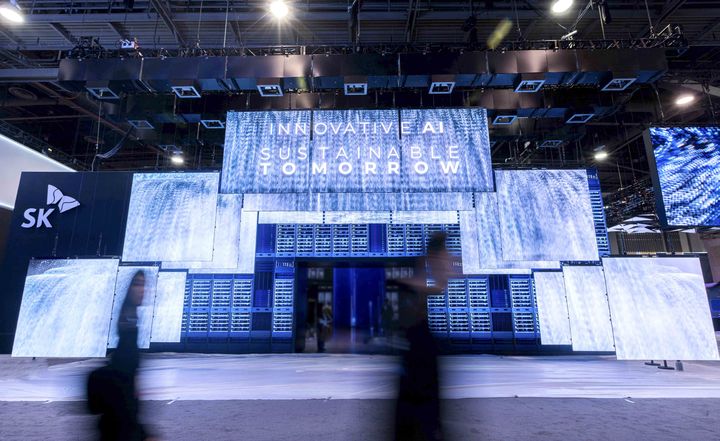 [서울=뉴시스] SK텔레콤이 올 초 미국 라스베이거스에서 열린 세계 최대 가전·IT 전시회 'CES 2025'에서 선보인 SK그룹 전시관이 '2025 레드닷 디자인 어워드'에서 ‘브랜드&커뮤니케이션’ 부문 본상을 수상했다. (사진=SKT 제공)&nbsp; *재판매 및 DB 금지