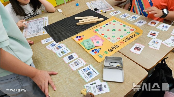 [용인=뉴시스]용인시가 자체 개발한 교구 '기후위기도 적응해윷'(사진=용인시 제공)2025.08.20.photo@newsis.com*재판매 및 DB 금지