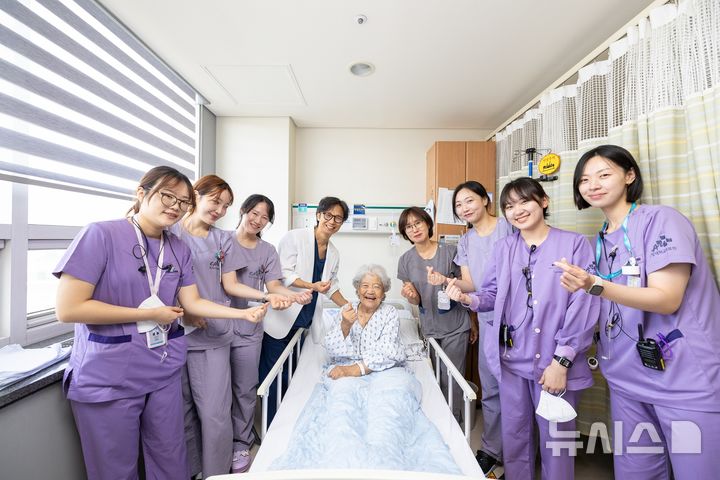 [서울=뉴시스] 중앙대병원 심장혈관흉부외과팀, 85세 고령 심장판막질환 수술환자 회복 기념 단체사진. (사진= 중앙대병원 제공)