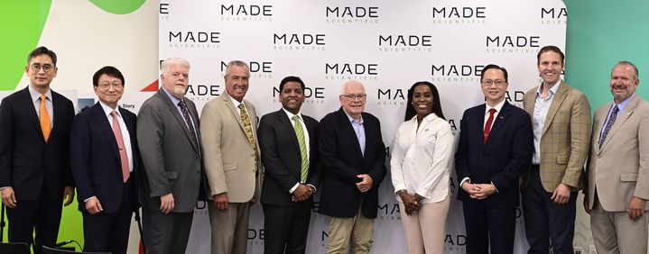 [서울=뉴시스] 허용준 GC 대표(좌측에서 첫 번째), 허일섭 GC 회장(좌측에서 두 번째), 사이드 T. 후세인(Syed T. Husain) 메이드 사이언티픽 대표(좌측에서 다섯 번째) 외 임직원과 주 정부 관계자들 (사진=GC 제공) 2025.08.20. photo@newsis.com *재판매 및 DB 금지