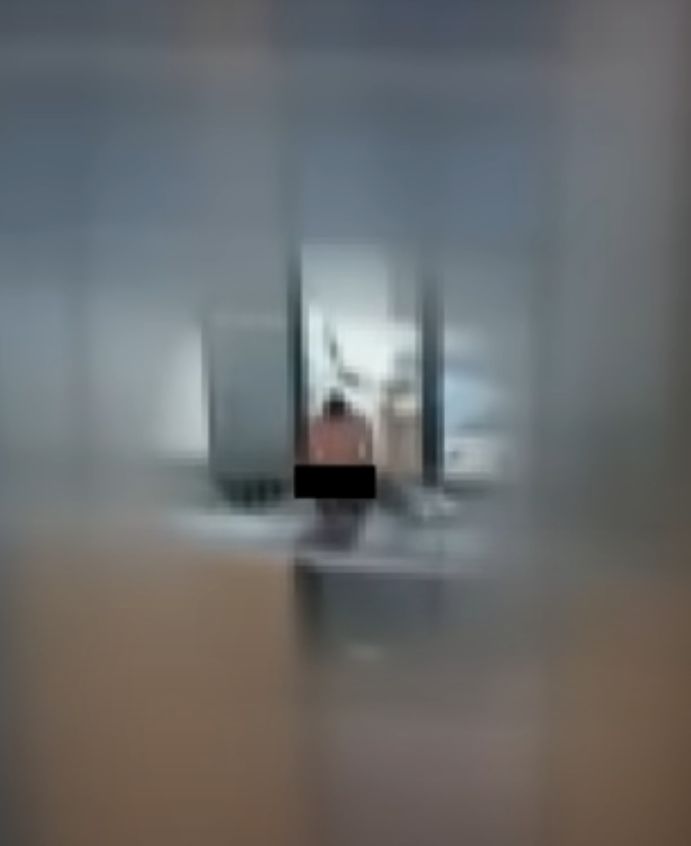 [서울=뉴시스] 인천의 한 오피스텔 테라스에서 남성이 길 가던 행인들을 향해 소변을 본 사실이 제보를 통해 알려졌다. (사진 = 'JTBC News' 유튜브 캡처) 2025.08.20. *재판매 및 DB 금지