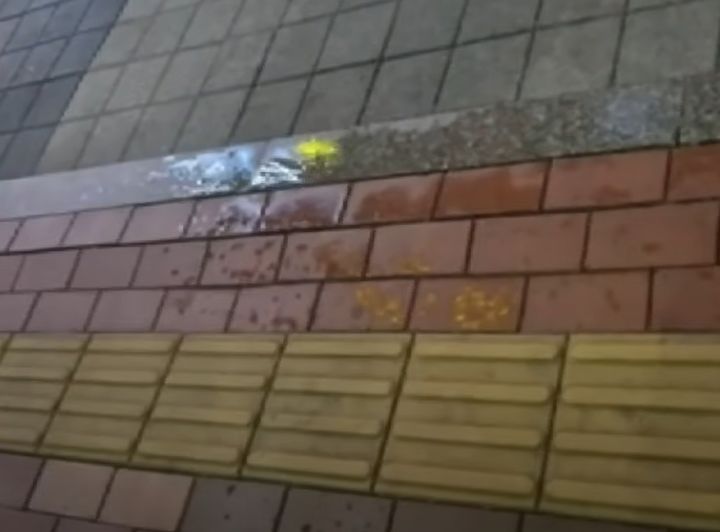 [서울=뉴시스] 남성이 소변을 본 직후 보도블록 모습. (사진 = 'JTBC News' 유튜브 캡처) 2025.08.20. *재판매 및 DB 금지