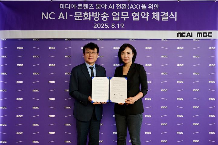 [서울=뉴시스] 엔씨소프트 인공지능(AI) 개발 부문 자회사 엔씨 AI가 MBC와 업무협약(MOU)을 체결하고 AI 기반 차세대 미디어·콘텐츠 생태계 구축을 위한 공동 프로젝트에 착수한다고 20일 밝혔다. (왼쪽부터) 안형준 MBC 대표와 이연수 엔씨 AI 대표(사진=엔씨소프트 제공) *재판매 및 DB 금지