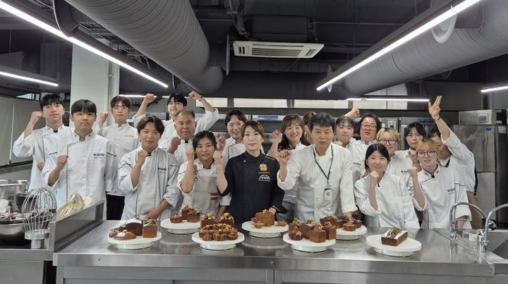 충북도 지역혁신중심 대학지원체계(RISE) 사업의 일환으로 '보은군 지역 특산물 활용 연구개발(R&D) 프로그램'에 참여하고 있는 충청대 호텔조리파티쉐과 학생들. *재판매 및 DB 금지