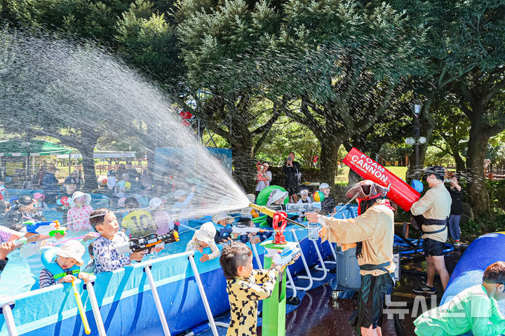 [제주=뉴시스] 렛츠런파크 제주에서 펼쳐진 몽생이 워터월드 참여 모습. (사진=한국마사회 제주본부 제공) 2025.08.20. photo@newsis.com *재판매 및 DB 금지