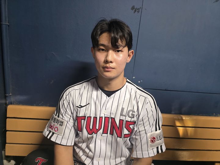 [서울=뉴시스] 김희준 기자 = 프로야구 LG 트윈스의 김영우가 19일 잠실구장에서 벌어진 롯데 자이언츠와의 경기를 마친 뒤 취재진과 인터뷰를 하고 있다. 2025.08.20jinxijun@newsis.com *재판매 및 DB 금지