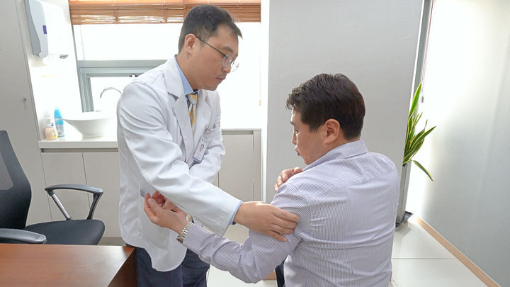 [서울=뉴시스] 20일 의료계에 따르면 밤에 누운 자세에서는 어깨 관절 간격이 좁아지면서 견봉(어깨뼈 윗부분)이 힘줄을 더욱 압박하게 된다. (사진=연세스타병원 제공) 2025.08.20. photo@newsis.com *재판매 및 DB 금지
