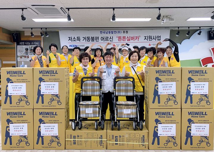 [창원=뉴시스] 대한적십자사 경남지사는 한국남동발전이 진주시에 거주하는 거동 불편 어르신을 위해 700만원 상당의 보행보조기 52대를 지원했다고 20일 밝혔다. (사진=경남적십자사 제공) 2025.08.20. photo@newsis.com *재판매 및 DB 금지