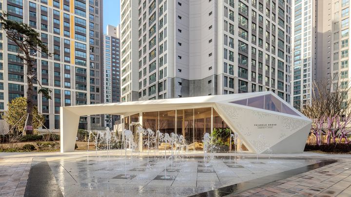 [서울=뉴시스] 현대건설이 조성한 힐스테이트 신용 더리버의 '트라이앵글 하우스(Triangle House)'. 2025.08.20. (사진=현대건설 제공) photo@newsis.com *재판매 및 DB 금지