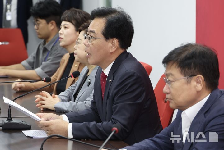 [서울=뉴시스] 조성봉 기자 = 송언석 국민의힘 비상대책위원장 겸 원내대표가 20일 오전 서울 여의도 중앙당사에서 열린 현안관련 기자 간담회에서 발언을 하고 있다. 2025.08.20. suncho21@newsis.com