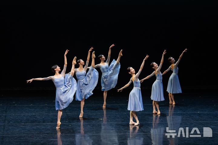 [서울=뉴시스]이하연의 'Étude du bonheur(행복에 대한 연구)' 공연 장면. (사진=국립발레단 제공) 