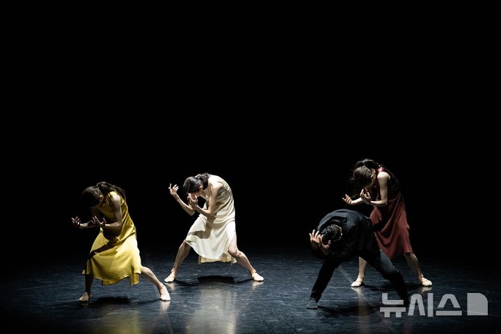 [서울=뉴시스]정은영의 '억압(抑壓)' 공연 장면. (사진=국립발레단 제공) 
