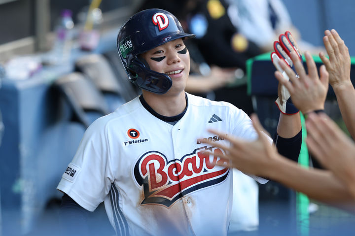 [서울=뉴시스]프로야구 두산 베어스의 오명진이 16일 잠실구장에서 열린 2025 신한 쏠뱅크 KBO리그 KIA 타이거즈와의 경기에 득점한 뒤 더그아웃에 돌아와 축하받고 있다. (사진=두산 베어스 제공) 2025.08.20. photo@newsis.com *재판매 및 DB 금지