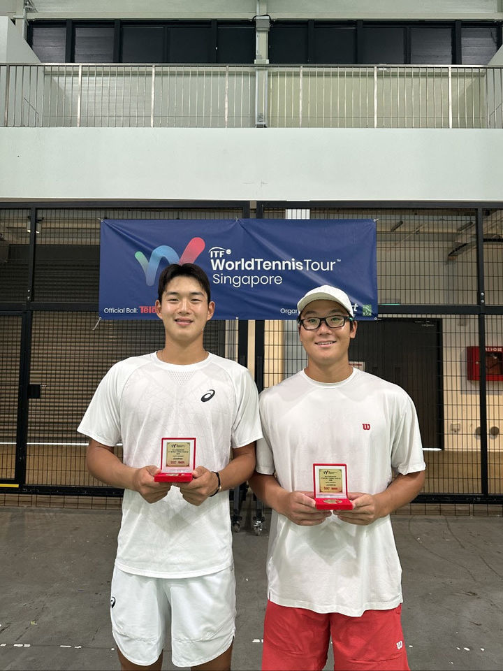 [당진=뉴시스] 충남 당진시청 테니스단 오찬영(오른쪽)이 지난 17일&nbsp; M15 싱가포르 ITF세계테니스 투어 복식에서 우승을 차지한 후 함께 한 김포시청 김동주와 기념 사진을 찍고 있다. (사진=당진시 제공) 2025.08.20. photo@newsis.com *재판매 및 DB 금지