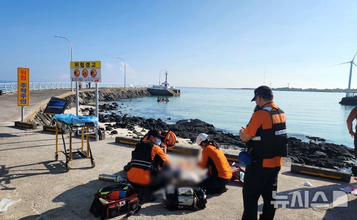 [제주=뉴시스] 20일 오전 제주시 구좌읍 김녕세기알해변에서 물놀이객이 2명이 바다에 빠져 소방당국이 응급처치를 벌이고 있다. (사진=제주소방안전본부 제공) 2025.08.20. photo@newsis.com