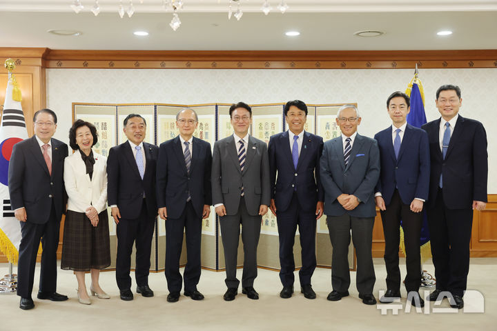 [서울=뉴시스] 김민석 국무총리는 20일 정부서울청사 집무실에서 한일포럼 일본 측 대표단을 접견했다. (사진=총리실 제공) 2025.08.20