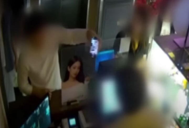 [서울=뉴시스] 대전의 한 술집에서 신분증을 요구했다는 이유로 남성 손님이 직원에게 폭행과 협박을 가한 사건이 제보를 통해 알려졌다. (사진 = 'JTBC News' 유튜브 캡처) 2025.08.20. *재판매 및 DB 금지