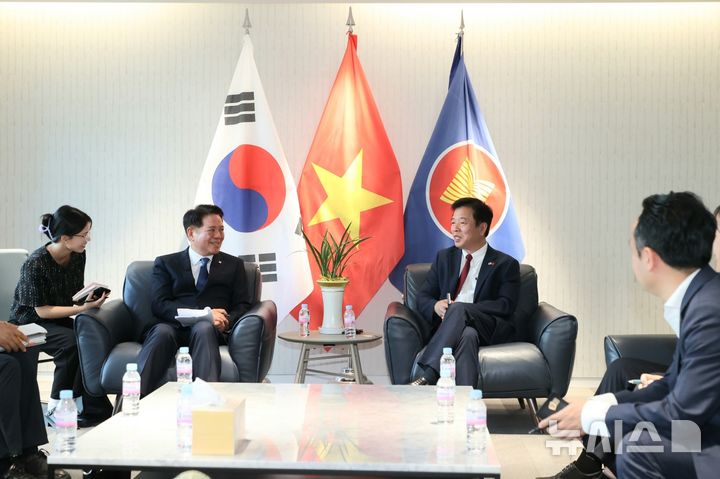 [안양=뉴시스] 최대호 안양시장(사진 왼쪽)과 부호 주한베트남대사가 만남을 갖은 가운데 대화를 나누고 있다. (사진=안양시 제공). 2025.08.20. photo@newsis.com *재판매 및 DB 금지