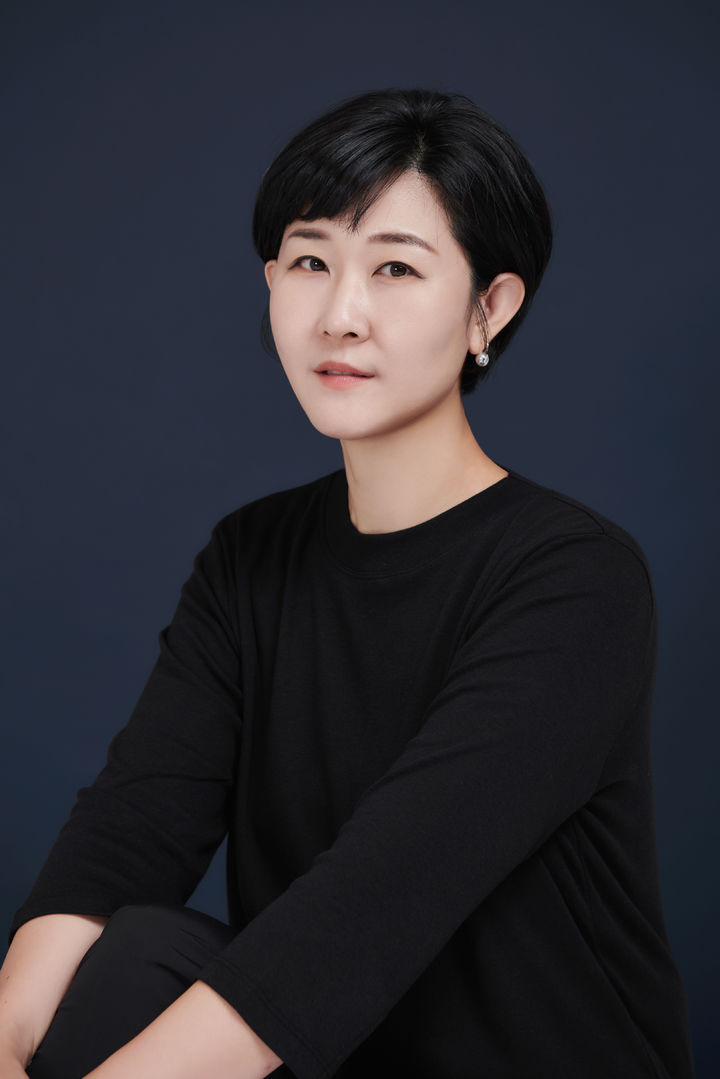 [통영=뉴시스] 신정철 기자= 통영시문학상운영위원회(위원장 강재남)는 한국문학사에 큰 업적을 남긴 통영출신 문학인의 정신을 기리고, 한국문학발전에 기여한 유능하고 역량 있는 작가들을 시상하기 위한 ‘2025년 통영시 문학상’ 최종 수상작을 선정했다고 20일 밝혔다.사진은 김용익소설문학상 수상자 서유미 소설가.(사진=통영시 제공).2025.08.20. photo@newsis.com *재판매 및 DB 금지