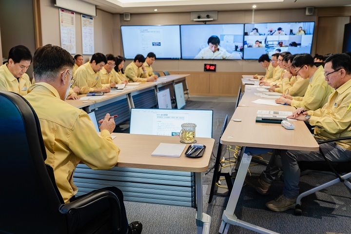 [서울=뉴시스] 에스알은 20일 이종국 대표이사 주재로 서울 강남구 본사사옥에서 긴급 안전대책 회의를 개최하고 있다. 2025.08.20. (사진=SR 제공) photo@newsis.com *재판매 및 DB 금지