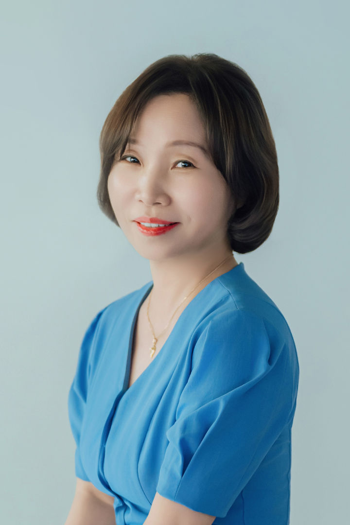 [통영=뉴시스] 신정철 기자= 통영시문학상운영위원회(위원장 강재남)는 한국문학사에 큰 업적을 남긴 통영출신 문학인의 정신을 기리고, 한국문학발전에 기여한 유능하고 역량 있는 작가들을 시상하기 위한 ‘2025년 통영시 문학상’ 최종 수상작을 선정했다고 20일 밝혔다.사진은 김상옥시조문학상 수상자 이숙경 작가 모습.(사진=통영시 제공).2025.08.20. photo@newsis.com *재판매 및 DB 금지