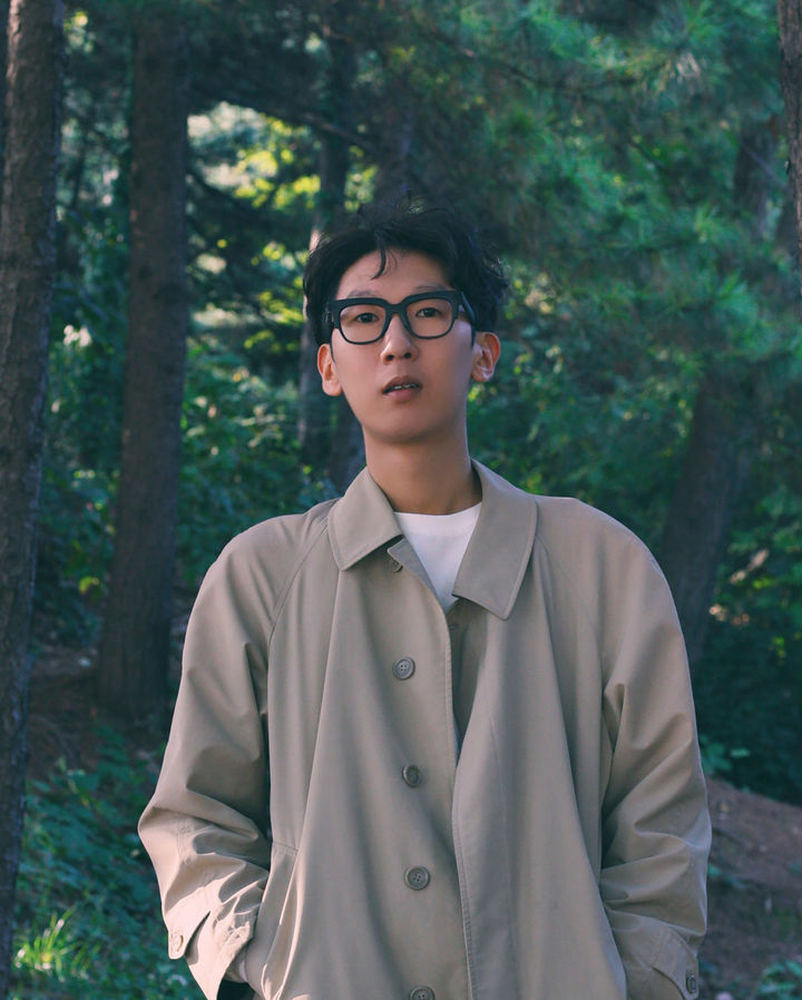 [통영=뉴시스] 신정철 기자= 통영시문학상운영위원회(위원장 강재남)는 한국문학사에 큰 업적을 남긴 통영출신 문학인의 정신을 기리고, 한국문학발전에 기여한 유능하고 역량 있는 작가들을 시상하기 위한 ‘2025년 통영시 문학상’ 최종 수상작을 선정했다고 20일 밝혔다.사진은 김춘수시문학상을 수상하는 ‘나쁘게 눈부시기’ 작가 서윤후 시인.(사진=통영시 제공).2025.08.20. photo@newsis.com *재판매 및 DB 금지