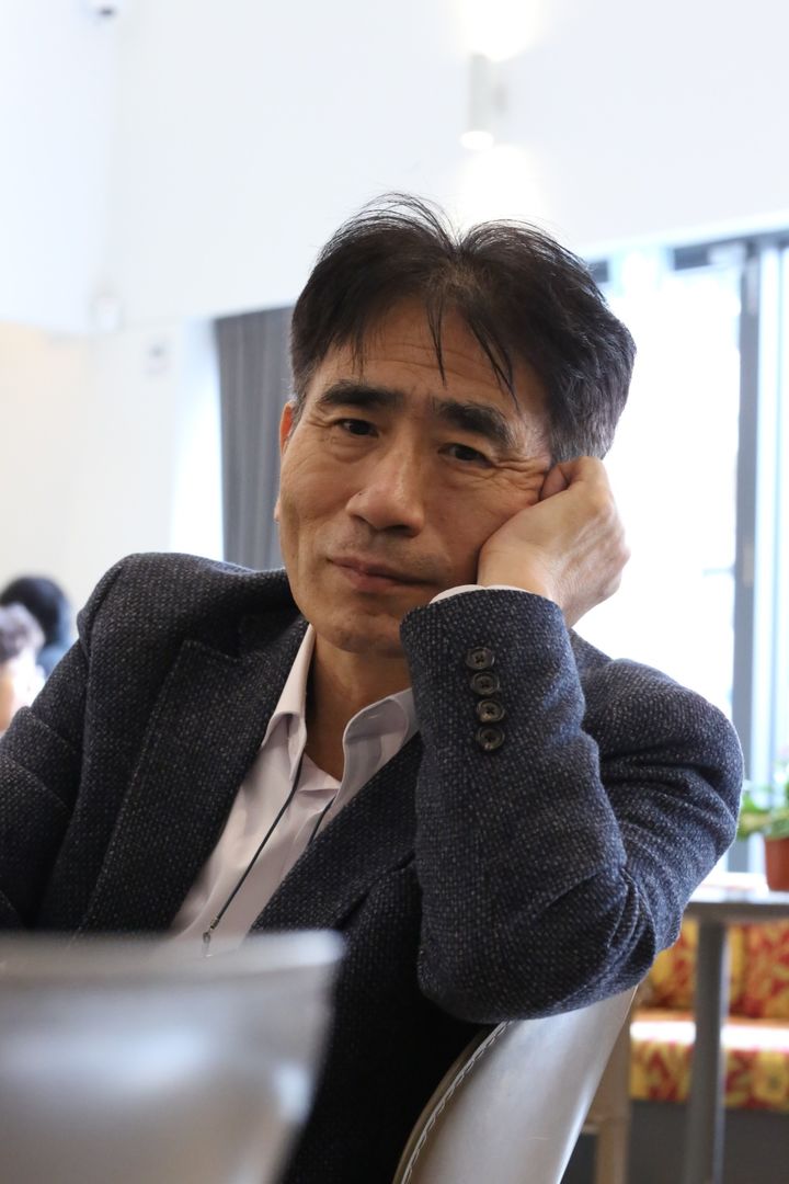 [통영=뉴시스] 신정철 기자= 통영시문학상운영위원회(위원장 강재남)는 한국문학사에 큰 업적을 남긴 통영출신 문학인의 정신을 기리고, 한국문학발전에 기여한 유능하고 역량 있는 작가들을 시상하기 위한 ‘2025년 통영시 문학상’ 최종 수상작을 선정했다고 20일 밝혔다.사진은 청마문학상 수상작 ‘습이거나 스페인’의 송재학 시인.(사진=통영시 제공).2025.08.20. photo@newsis.com *재판매 및 DB 금지