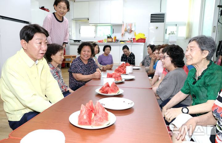 [전주=뉴시스]윤난슬 기자 = 폭염 대비 현장 점검하는 우범기 전주시장 모습. (사진=전주시 제공) photo@newsis.com