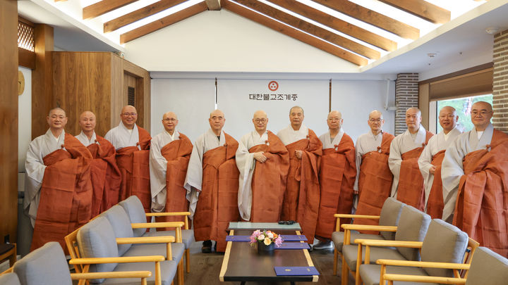 [서울=뉴시스] 20일 임명된 대한불교조계종 총무원과 산하기관 부·실장급 13명과 기념사진을 촬영한 조계종 총무원장 진우스님(왼쪽에서 6번째) (사진=대한불교조계종 제공) 2025.08.20. photo@newsis.com *재판매 및 DB 금지