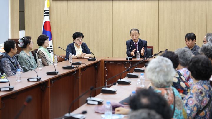 [창원=뉴시스] 강경국 기자 = 손태화 경남 창원시의회 의장이 지난 14일 박승엽·김미나 시의원과 함께 봉암연립주택 주민들을 만나 대책을 논의하고 있다. (사진=창원시의회 제공). 2025.08.20. photo@newsis.com *재판매 및 DB 금지