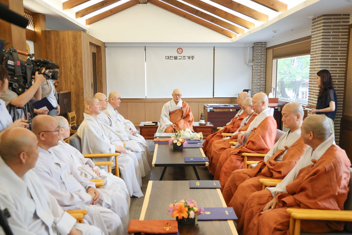 [서울=뉴시스] 20일 임명된 대한불교조계종 총무원과 산하기관 부·실장급 13명과 함께한 조계종 총무원장 진우스님(가운데) (사진=대한불교조계종 제공) 2025.08.20. photo@newsis.com *재판매 및 DB 금지